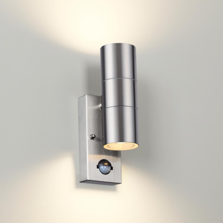 картинка Уличный настенный светильник с датчиком движения и датчиком освещенности Motto 4388/2W от магазина BTSvet