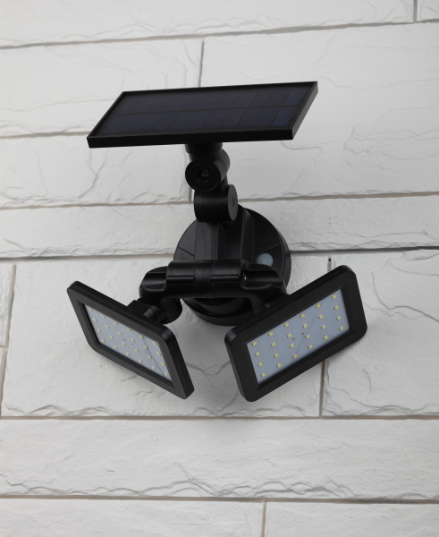 картинка Прожектор уличный светодиодный на солнечных батареях с датчиком освещенности ERAFS020-41 от магазина BTSvet