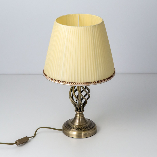 картинка Интерьерная настольная лампа с выключателем Вена CL402833 от магазина BTSvet