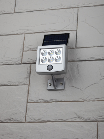 картинка Прожектор уличный светодиодный на солнечных батареях с датчиком движения ERAFS048-08 от магазина BTSvet