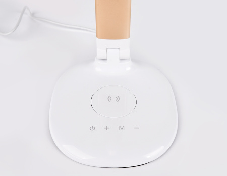 картинка Офисная настольная лампа диммируемая светодиодная с регулировкой цветовой температуры и беспроводным ЗУ Desk DE525 от магазина BTSvet