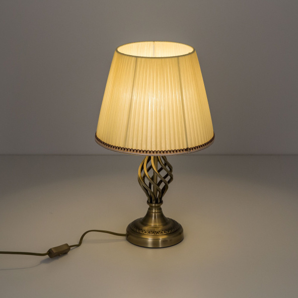 картинка Интерьерная настольная лампа с выключателем Вена CL402833 от магазина BTSvet