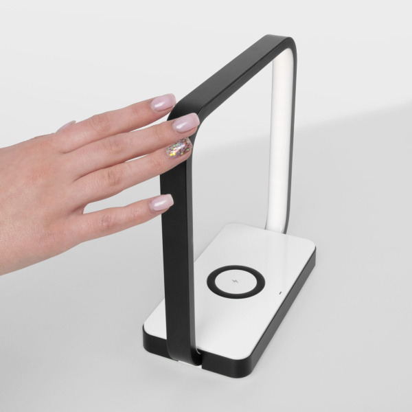 картинка Интерьерная настольная лампа светодиодная с сенсором и беспроводным ЗУ Frame 80502/1 от магазина BTSvet