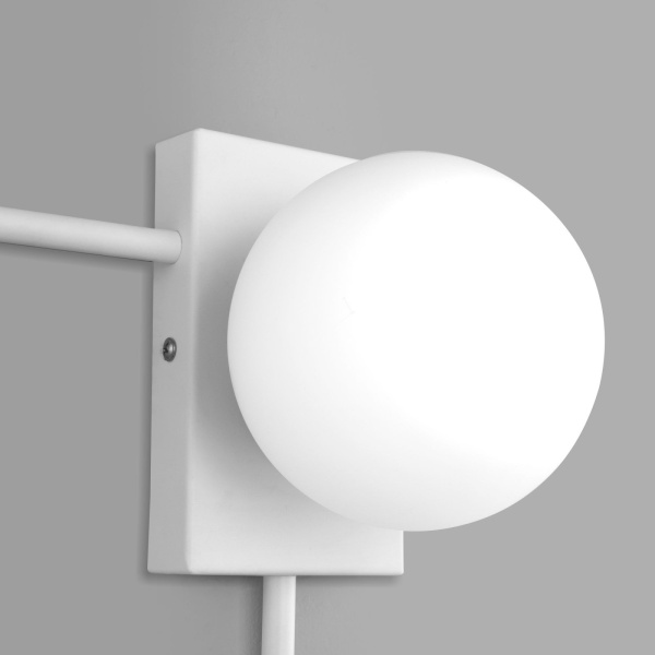 картинка Настенный светильник Eurosvet Fredo 40034/1 белый от магазина BTSvet