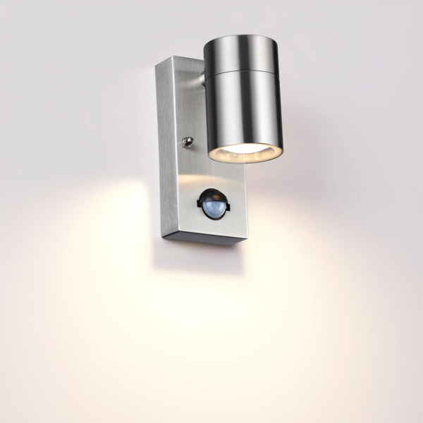 картинка Уличный настенный светильник с датчиком движения и датчиком освещенности Motto 4388/1W от магазина BTSvet