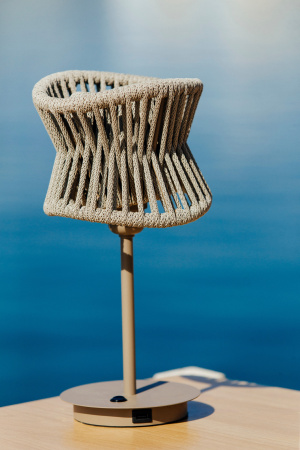 картинка Уличная настольная лампа светодиодная с выключателем и USB Polinesia 7134 от магазина BTSvet