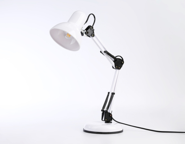 картинка Офисная настольная лампа Ambrella DESK DE7713 от магазина BTSvet