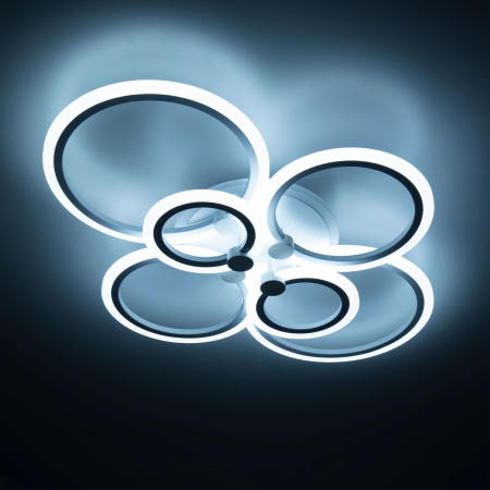 картинка Люстра с пультом Белая Сента CL237B160E RGB от магазина BTSvet