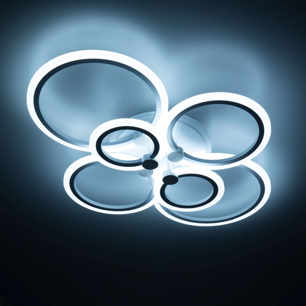 картинка Люстра с пультом Белая Сента CL237B160E RGB от магазина BTSvet