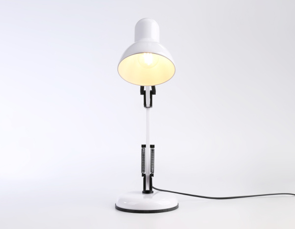 картинка Офисная настольная лампа Ambrella DESK DE7713 от магазина BTSvet