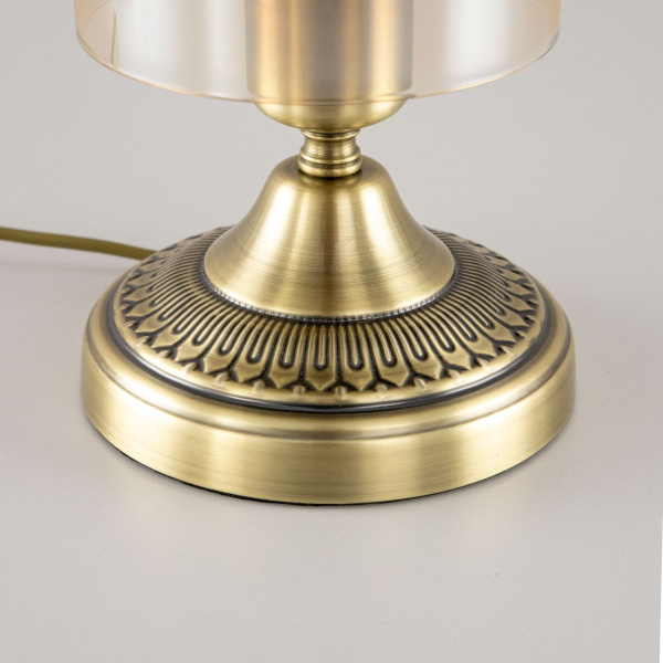 картинка Интерьерная настольная лампа с выключателем Эмир CL467813 от магазина BTSvet