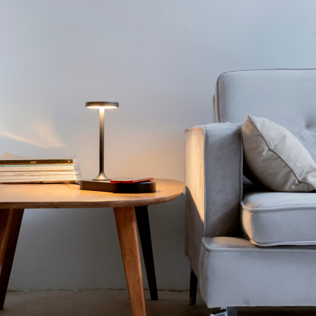 картинка Интерьерная настольная лампа светодиодная диммируемая с выключателем регулировкой яркости беспроводным ЗУ и USB-портом Ceres 7291 от магазина BTSvet