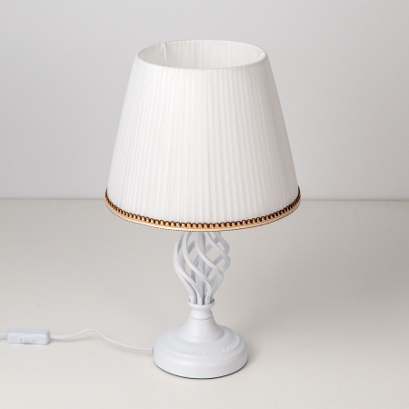 картинка Интерьерная настольная лампа с выключателем Вена CL402800 от магазина BTSvet