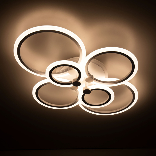 картинка Люстра с пультом Белая Сента CL237B160E RGB от магазина BTSvet