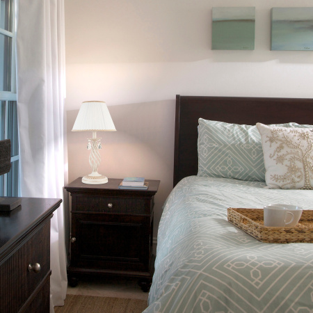 картинка Настольная лампа 01002/1 белый с золотом от магазина BTSvet