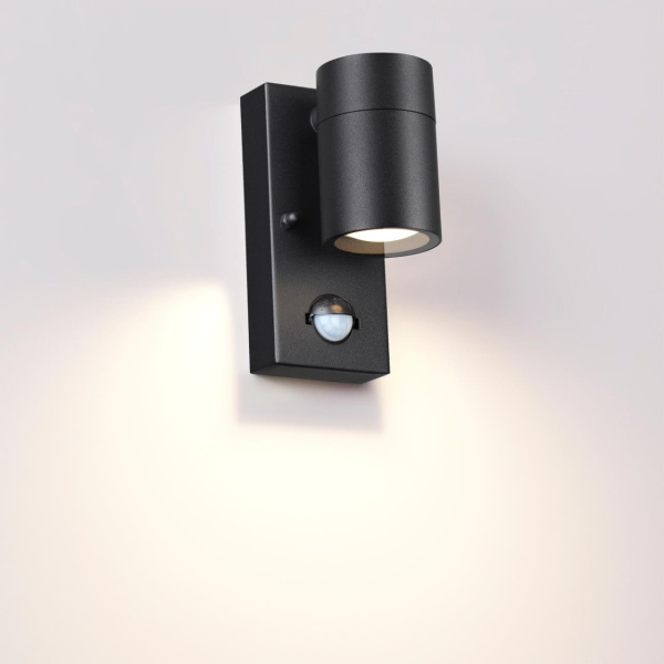 картинка Уличный настенный светильник с датчиком движения и датчиком освещенности Motto 4389/1W от магазина BTSvet
