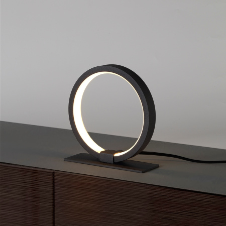 картинка Интерьерная настольная лампа светодиодная с выключателем Kitesurf 7145 от магазина BTSvet