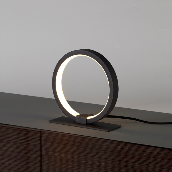 картинка Интерьерная настольная лампа светодиодная с выключателем Kitesurf 7145 от магазина BTSvet