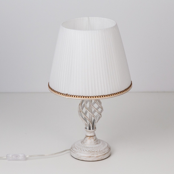 картинка Интерьерная настольная лампа с выключателем Вена CL402820 от магазина BTSvet