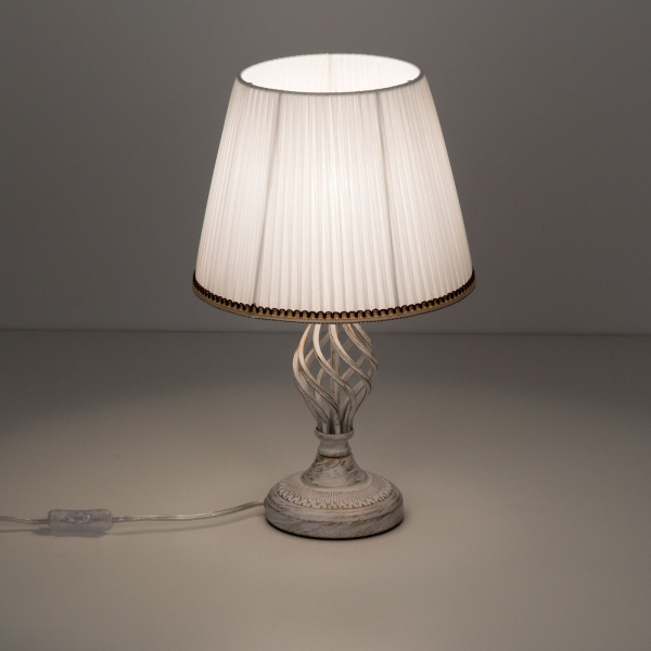 картинка Интерьерная настольная лампа с выключателем Вена CL402820 от магазина BTSvet